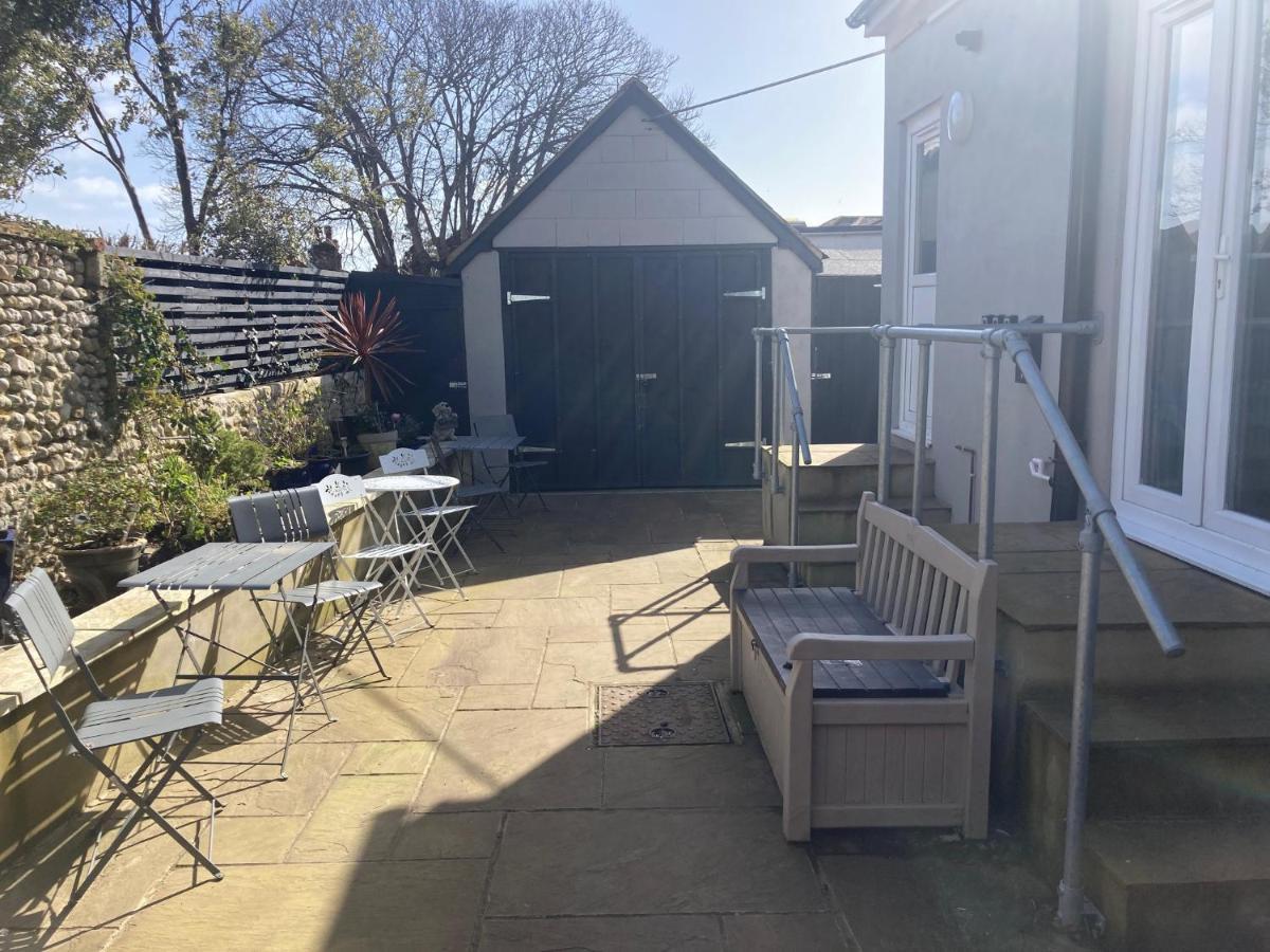 Wicks At 26 Hotel Sandown Exterior photo